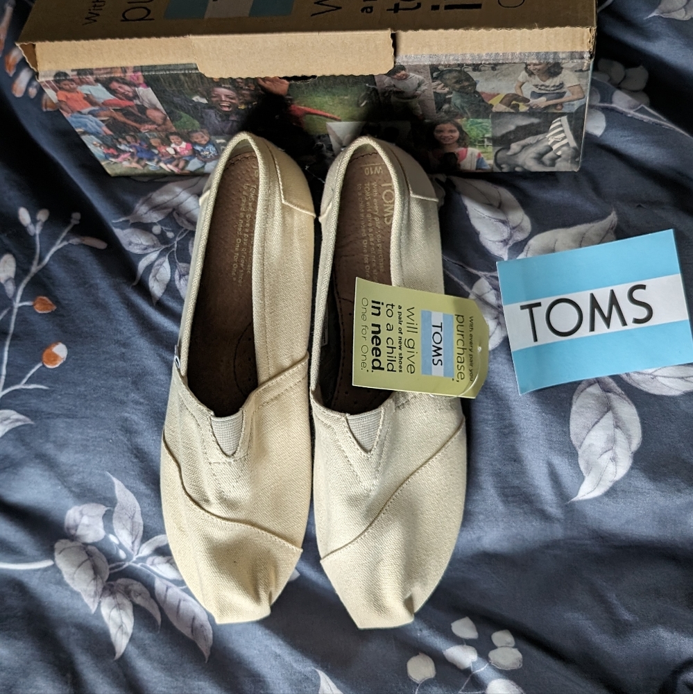 TOMS off white, 10 BNWT